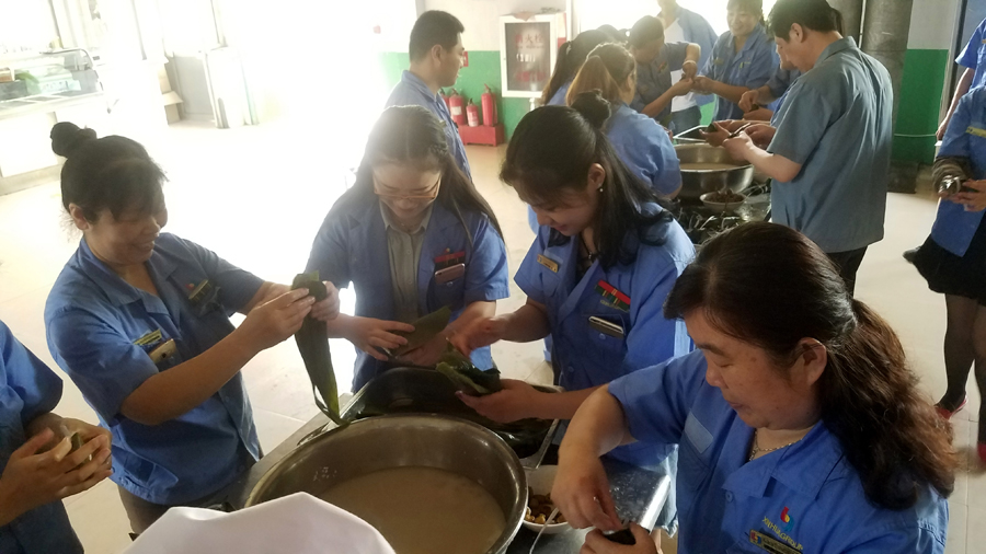 集團(tuán)開展“我們的節(jié)日——端午節(jié)包粽子”比賽 第 1 張