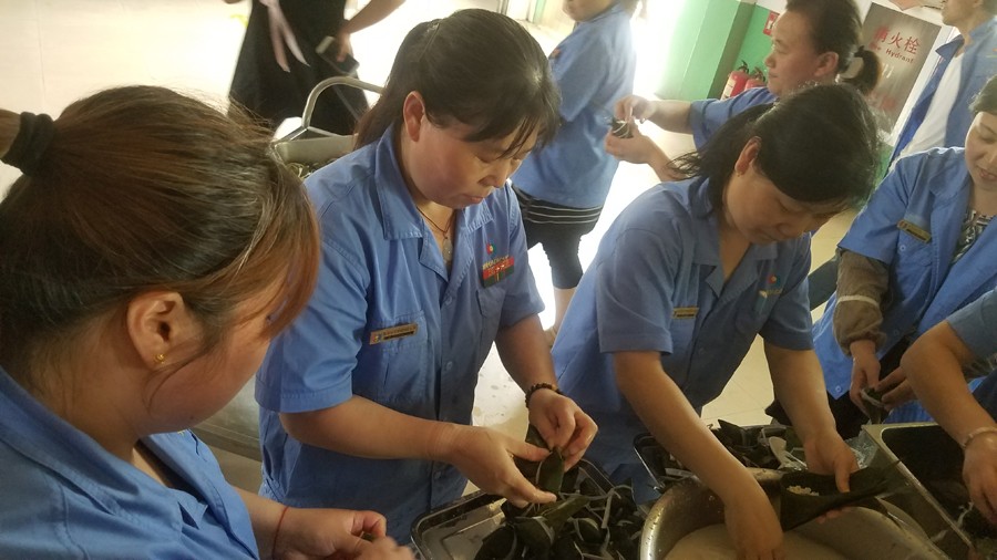 集團(tuán)開展“我們的節(jié)日——端午節(jié)包粽子”比賽 第 2 張